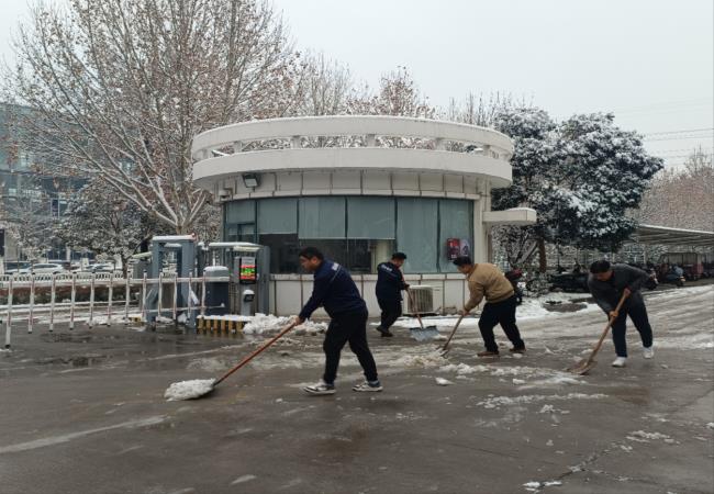 掃雪除冰我先行，冰雪更映黨旗紅